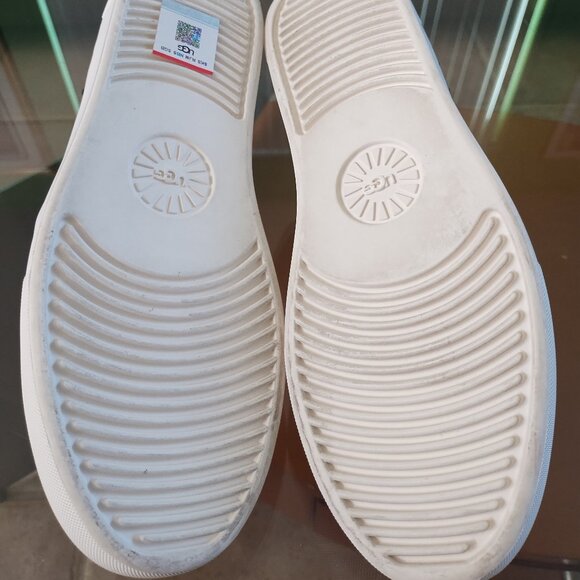 NWOB UGG slip-on shoes - Picture 6 of 8